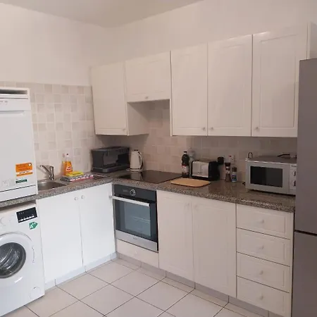 Sunny 2 Bed Home, In Universal דירה *
