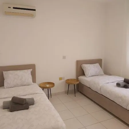 Sunny 2 Bed Home, In Universal דירה Paphos