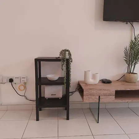 Apartment Sunny 2 Bed Home, In Universal Paphos