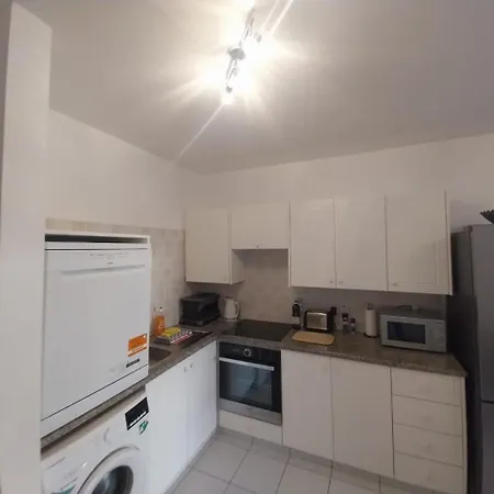Sunny 2 Bed Home, In Universal Apartment *